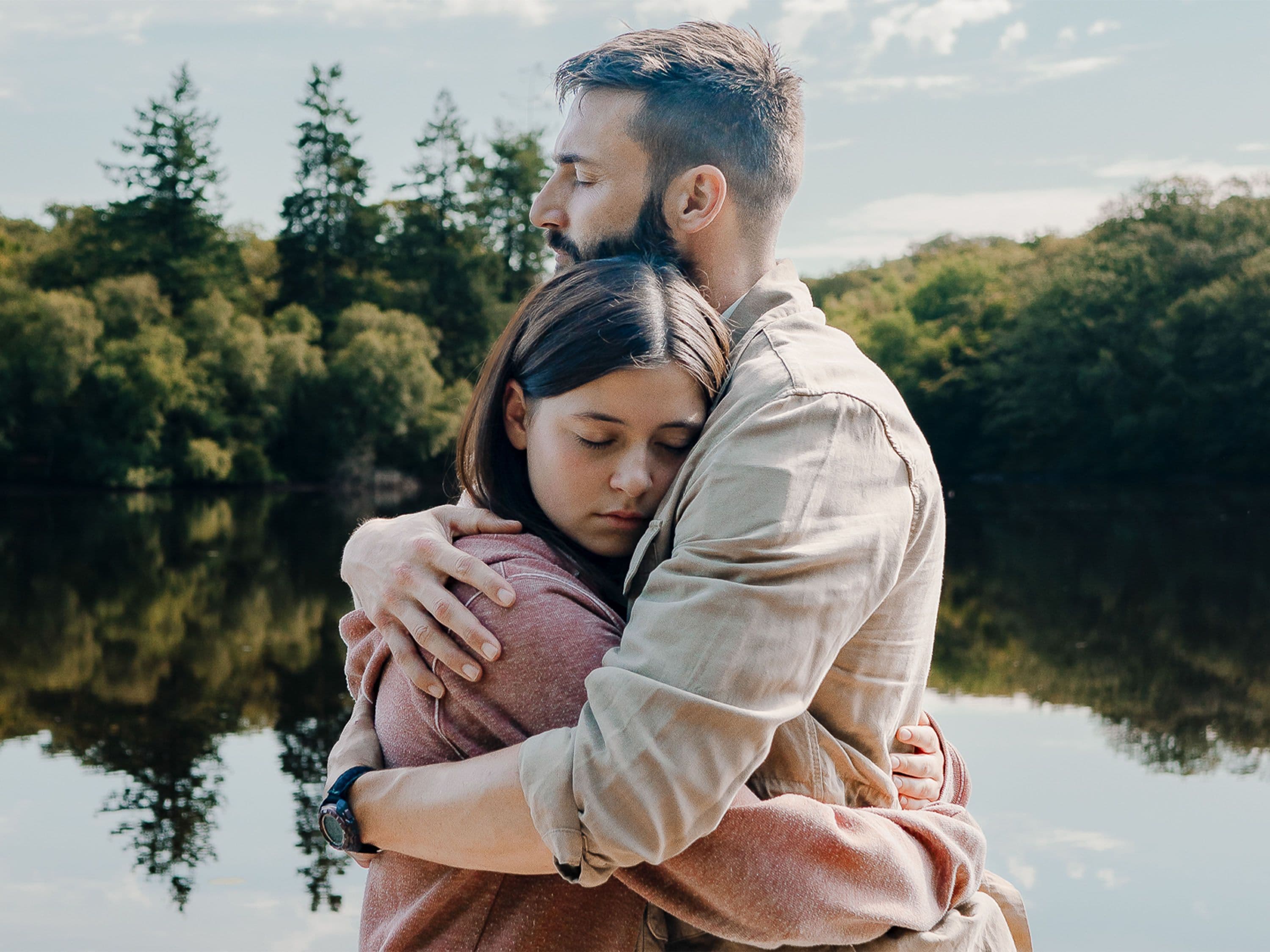 Ein Adventskalender-Set für Kinder mit festlichen Motiven und zahlreichen Bastelmaterialien.