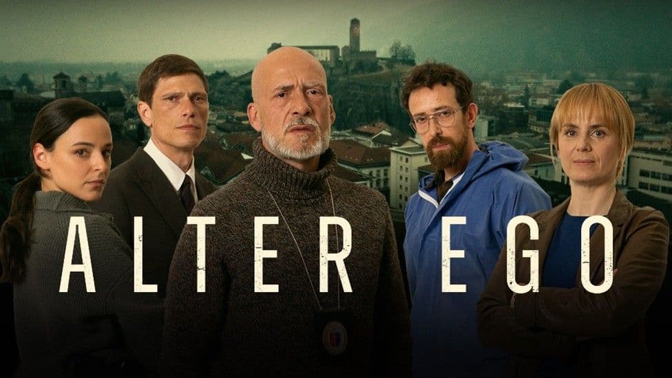 Fünf Personen stehen vor einer Stadtkulisse, über die das Wort ALTER EGO gelegt ist.