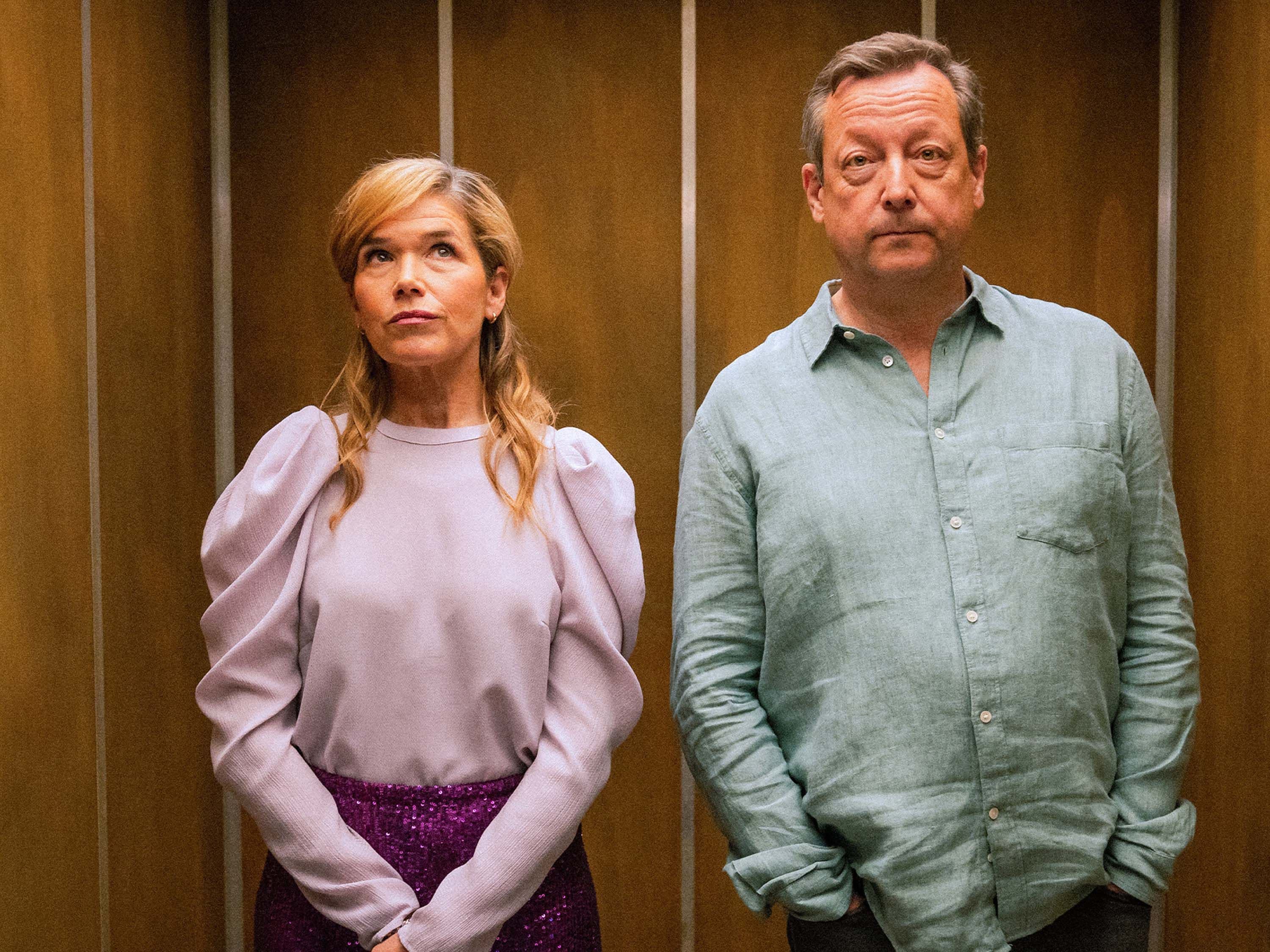 Anke Engelke und Matthias Brandt in einem Aufzug