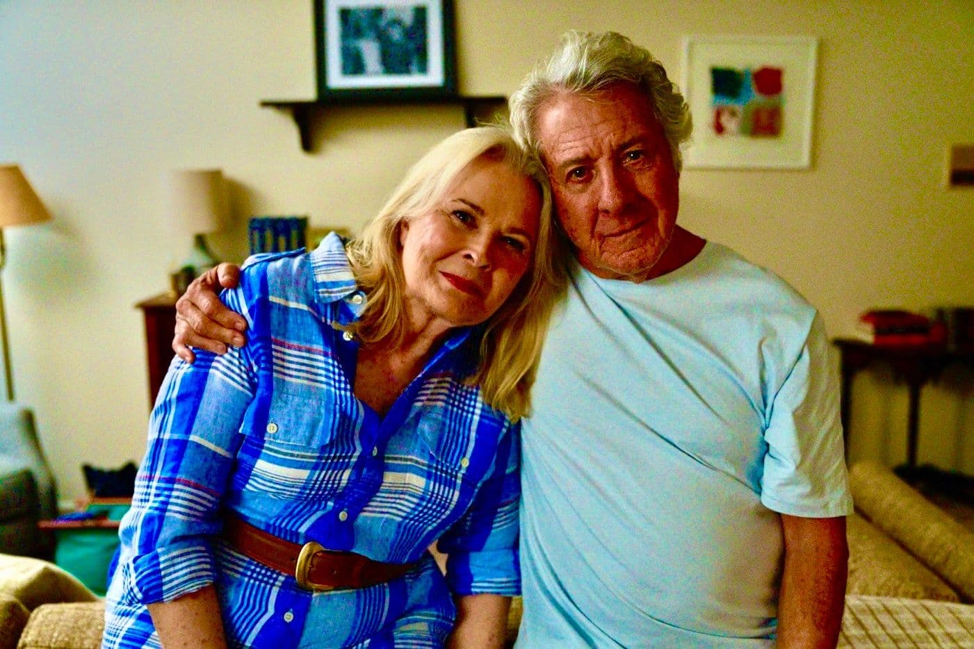 Dustin Hoffman und Candice Bergen  lehnen ihre Köpfe aneinander.
