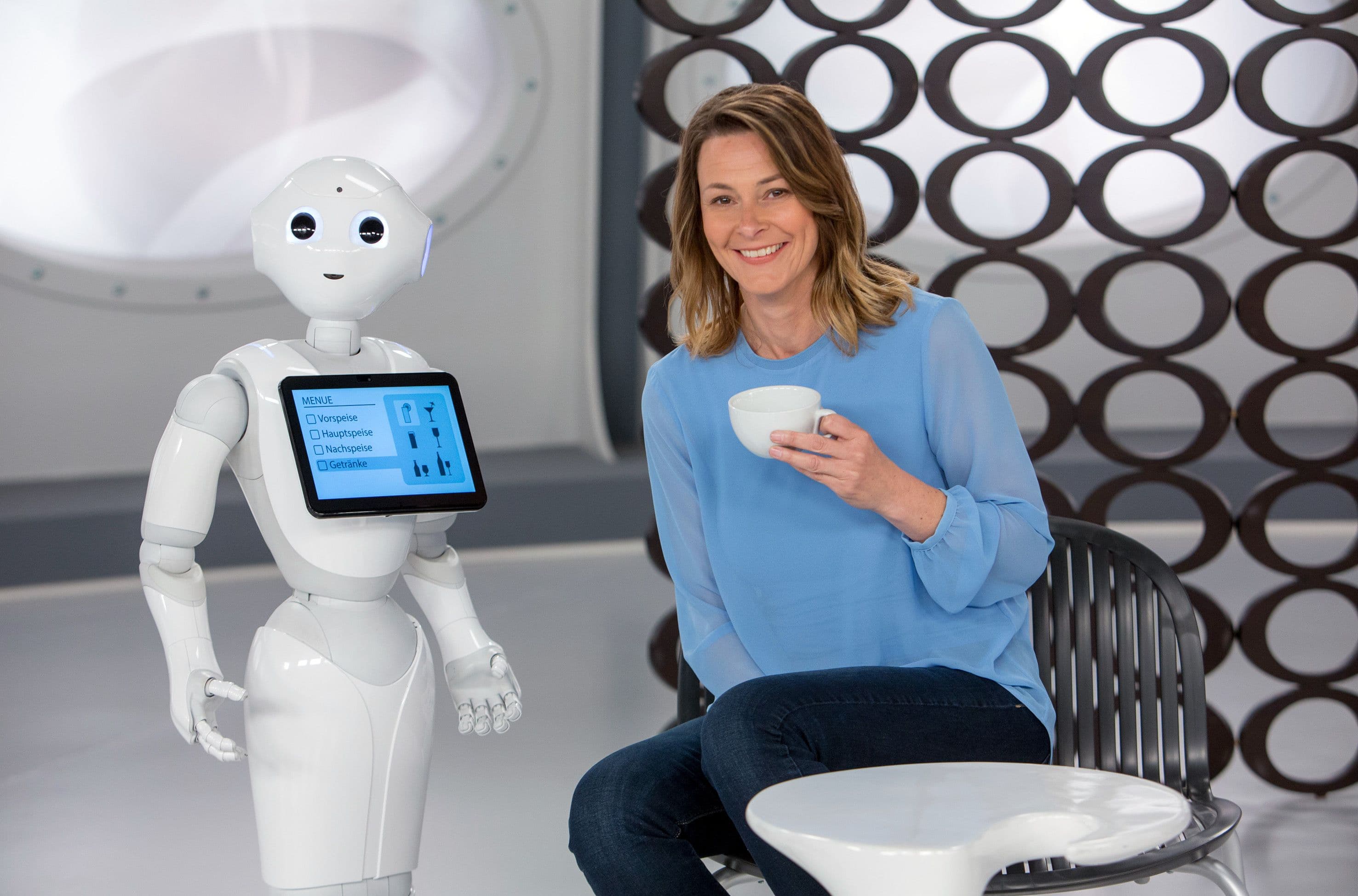 Anja Reschke sitzt neben einem Roboter | Bildquelle: ARD Foto Anja Reschke sitzt neben einem Roboter