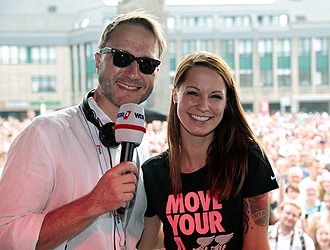Moderator Uwe Schulz begrüßte unter anderem Sängerin Christina Stürmer beim Open-Air-Festival.